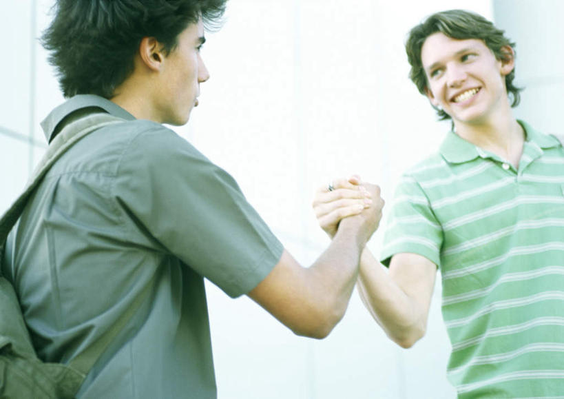 西方人,两个人,伙伴,朋友,站,握手,横图,室外,白天,正面,友谊,欧洲,欧洲人,服装,注视,休闲装,相视,衣服,观察,看,站着,休闲,同学,面对面,休闲服,服饰,观看,对视,察看,校友,关注,相对,相看,同窗,学友,友情,男人,男性,年轻男性,白种人,搀手,拉手,手搀手,手拉手,手牵手,手握手,站立,半身,彩图