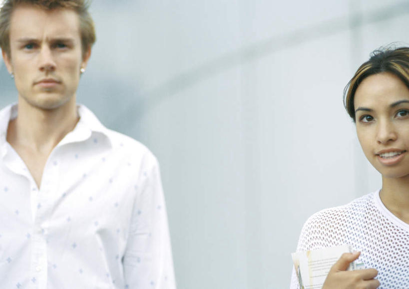 西方人,两个人,站,笑,微笑,横图,室外,白天,正面,欧洲,欧洲人,服装,朦胧,模糊,墙,注视,休闲装,墙壁,墙面,衣服,观察,看,站着,休闲,同学,休闲服,服饰,观看,察看,校友,关注,同窗,学友,男人,男性,年轻男性,年轻女性,女人,女性,白种人,站立,半身,彩图