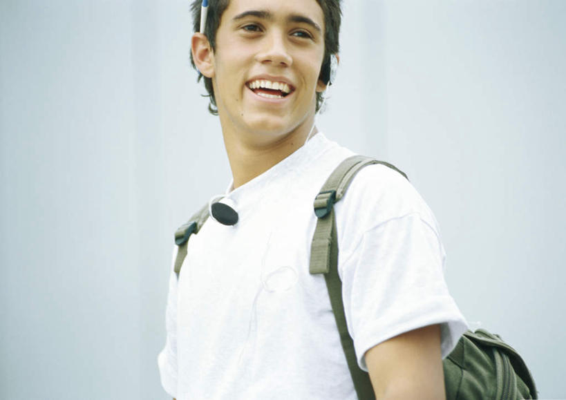 西方人,一个人,站,笑,微笑,露齿笑,横图,室外,白天,仰视,欧洲,欧洲人,仅一个男性,仅一个人,服装,朦胧,模糊,包,书包,注视,休闲装,仅一个年轻男性,衣服,背包,观察,看,站着,休闲,休闲服,服饰,观看,察看,关注,男人,男性,年轻男性,白种人,站立,半身,彩图,低角度拍摄,双肩包