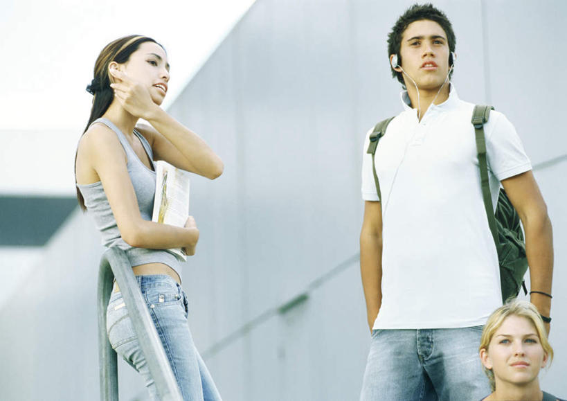 西方人,三个人,站,坐,抱,笑,微笑,横图,室外,白天,仰视,快乐,满意,幸福,书籍,欧洲,欧洲人,服装,朦胧,模糊,包,书包,墙,音响,音乐,注视,休闲装,娱乐,墙壁,墙面,衣服,背包,耳机,观察,看,站着,享受,休闲,同学,休闲服,放松,服饰,抱着,观看,察看,舒适,享乐,校友,关注,同窗,学友,男人,男性,年轻男性,年轻女性,女人,女性,白种人,书,图书,站立,坐着,半身,彩图,低角度拍摄,双肩包