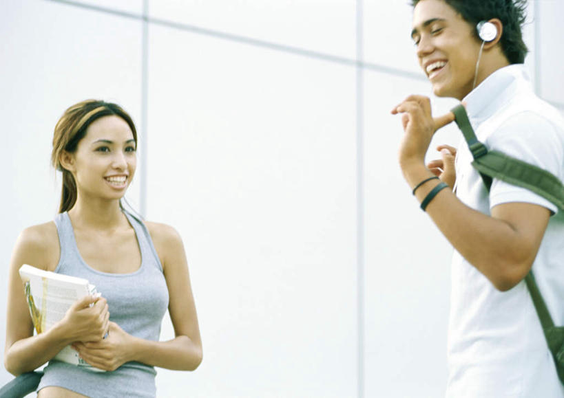 西方人,两个人,站,抱,笑,微笑,露齿笑,横图,室外,白天,仰视,快乐,满意,幸福,书籍,欧洲,欧洲人,服装,朦胧,模糊,包,书包,墙,音响,音乐,注视,休闲装,娱乐,墙壁,墙面,衣服,背包,耳机,观察,看,站着,享受,休闲,同学,休闲服,放松,服饰,抱着,观看,察看,舒适,享乐,校友,关注,同窗,学友,男人,男性,年轻男性,年轻女性,女人,女性,白种人,书,图书,站立,半身,彩图,低角度拍摄,双肩包