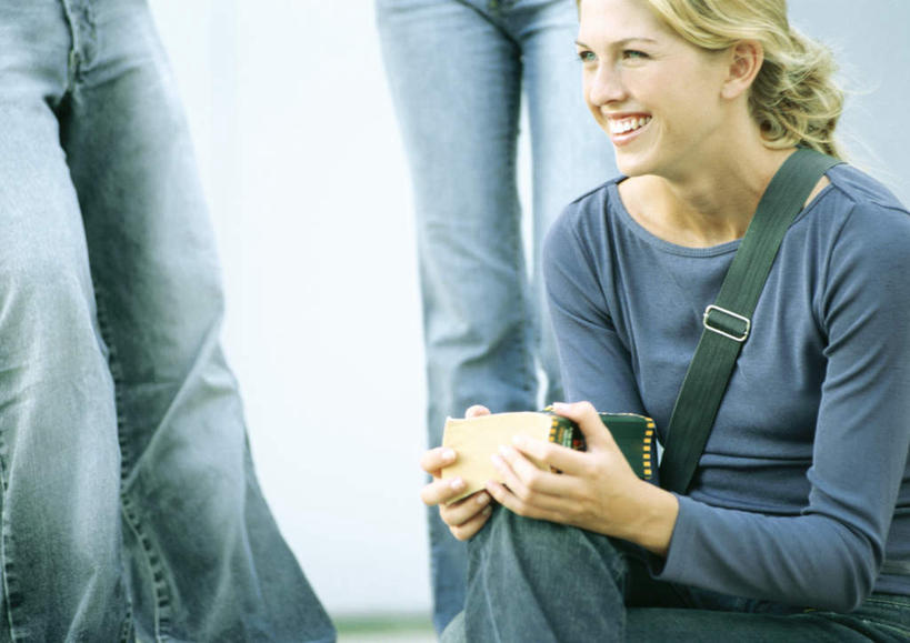 西方人,两个人,站,坐,笑,微笑,露齿笑,横图,室外,白天,正面,书籍,欧洲,欧洲人,服装,朦胧,模糊,走道,过道,拿,拿着,注视,休闲装,衣服,观察,看,站着,休闲,同学,休闲服,服饰,观看,察看,校友,关注,同窗,学友,男人,男性,年轻男性,年轻女性,女人,女性,白种人,书,图书,站立,坐着,半身,彩图