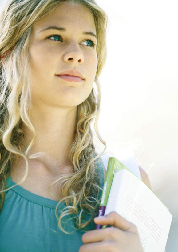 西方人,一个人,站,抱,竖图,室外,白天,正面,书籍,欧洲,欧洲人,仅一个年轻女性,仅一个女性,仅一个人,服装,朦胧,模糊,云,云朵,云彩,注视,休闲装,衣服,白云,天空,天,观察,看,站着,休闲,休闲服,服饰,抱着,观看,察看,关注,年轻女性,女人,女性,白种人,书,图书,站立,半身,彩图