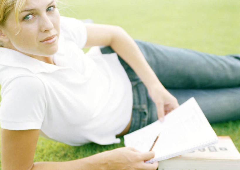 西方人,一个人,笑,微笑,横图,室外,白天,正面,草地,草坪,植物,欧洲,欧洲人,仅一个年轻女性,仅一个女性,仅一个人,服装,朦胧,模糊,笔,办公用品,记事本,圆珠笔,拿,拿着,休闲装,文具,草,衣服,绿色,本子,笔记本,学习用品,趴着,休闲,休闲服,服饰,文具用品,年轻女性,女人,女性,白种人,趴,半身,彩图