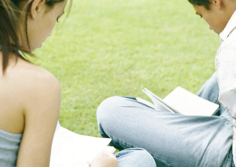 西方人,两个人,伙伴,朋友,坐,横图,室外,白天,看书,阅读,友谊,草地,草坪,植物,书籍,欧洲,欧洲人,学习,服装,朦胧,模糊,拿,拿着,注视,休闲装,草,背面,衣服,绿色,书本,观察,看,休闲,休闲服,读书,浏览,服饰,观看,察看,关注,友情,男人,男性,年轻男性,年轻女性,女人,女性,白种人,书,图书,坐着,半身,彩图