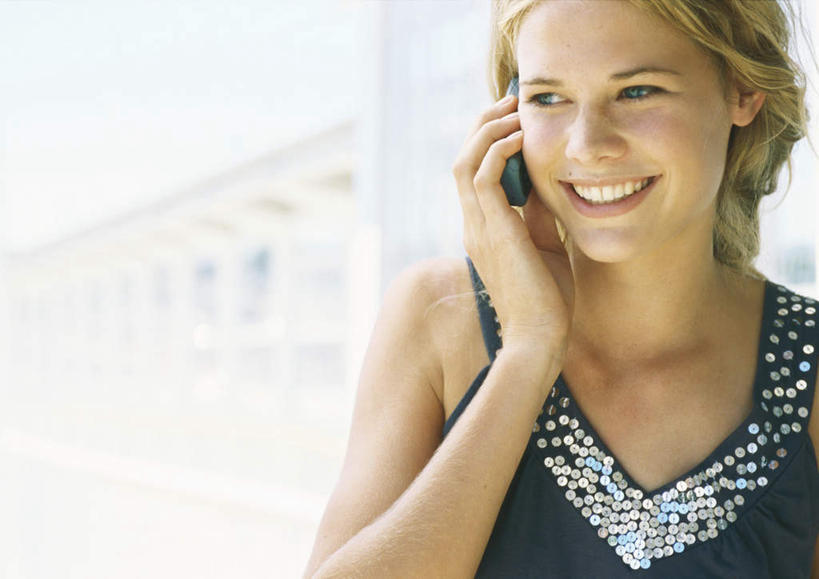 西方人,一个人,站,笑,打电话,微笑,露齿笑,横图,室外,白天,正面,电话,手机,欧洲,欧洲人,仅一个年轻女性,仅一个女性,仅一个人,服装,朦胧,模糊,拿,拿着,注视,休闲装,通讯设备,衣服,观察,看,站着,休闲,休闲服,服饰,观看,察看,关注,交流,年轻女性,女人,女性,白种人,沟通,通话,站立,半身,彩图