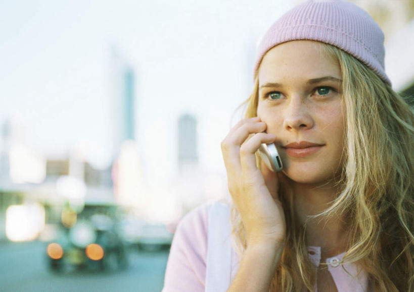 西方人,一个人,站,笑,打电话,微笑,露齿笑,横图,室外,白天,正面,电话,手机,欧洲,欧洲人,仅一个年轻女性,仅一个女性,仅一个人,服装,朦胧,模糊,拿,拿着,注视,休闲装,通讯设备,衣服,观察,看,站着,休闲,休闲服,服饰,观看,察看,关注,交流,年轻女性,女人,女性,白种人,沟通,通话,站立,半身,彩图