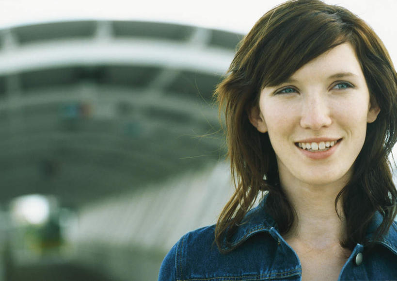 西方人,一个人,站,笑,微笑,露齿笑,横图,室外,白天,正面,欧洲,欧洲人,仅一个年轻女性,仅一个女性,仅一个人,服装,朦胧,模糊,隧道,注视,休闲装,衣服,观察,看,站着,休闲,休闲服,服饰,观看,察看,关注,年轻女性,女人,女性,白种人,站立,半身,彩图