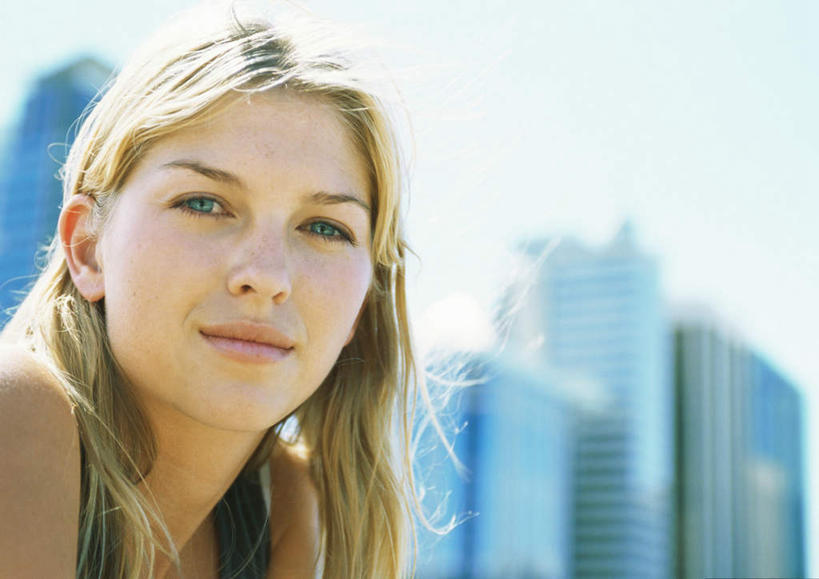 西方人,脸,头,脸颊,一个人,高楼大厦,站,笑,微笑,横图,室外,特写,白天,侧面,大厦,建筑,摩天大楼,欧洲,欧洲人,仅一个年轻女性,仅一个女性,仅一个人,阴影,服装,朦胧,模糊,光线,影子,云,云朵,云彩,注视,休闲装,衣服,蓝色,白云,蓝天,天空,阳光,天,观察,看,站着,休闲,休闲服,服饰,观看,察看,关注,年轻女性,女人,女性,白种人,头部,脸部,脸蛋,面部,站立,半身,彩图,大楼,高层建筑,高楼,摩天楼