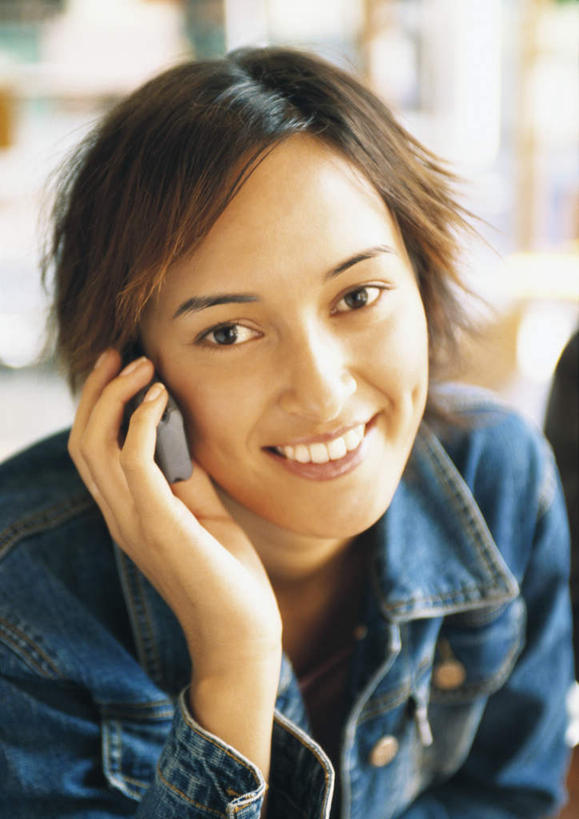 西方人,脸,头,脸颊,一个人,站,笑,打电话,微笑,露齿笑,竖图,室外,特写,白天,正面,电话,手机,欧洲,欧洲人,仅一个年轻女性,仅一个女性,仅一个人,服装,朦胧,模糊,拿,拿着,注视,休闲装,通讯设备,衣服,观察,看,站着,休闲,休闲服,服饰,观看,察看,关注,交流,年轻女性,女人,女性,白种人,头部,脸部,脸蛋,面部,沟通,通话,站立,半身,彩图