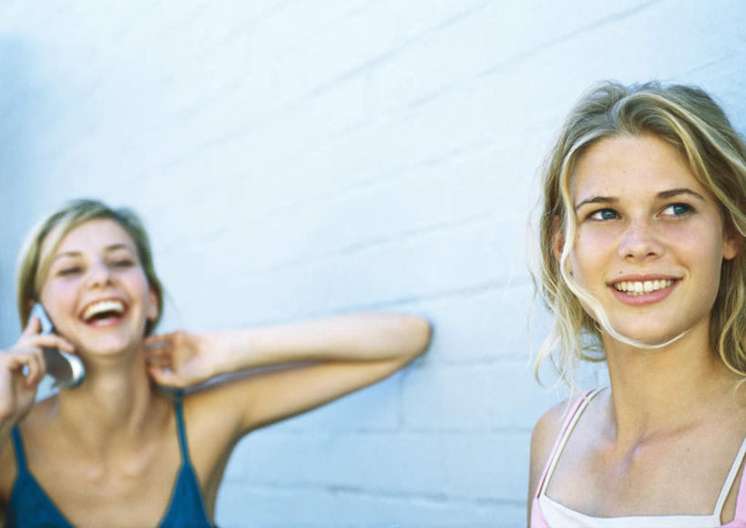 西方人,两个人,伙伴,朋友,站,打电话,横图,室外,白天,正面,友谊,电话,手机,吊带,欧洲,欧洲人,服装,墙,拿,拿着,注视,吊带衫,休闲装,通讯设备,墙壁,墙面,衣服,观察,看,站着,休闲,休闲服,服饰,观看,察看,关注,交流,友情,年轻女性,女人,女性,白种人,沟通,通话,站立,半身,彩图