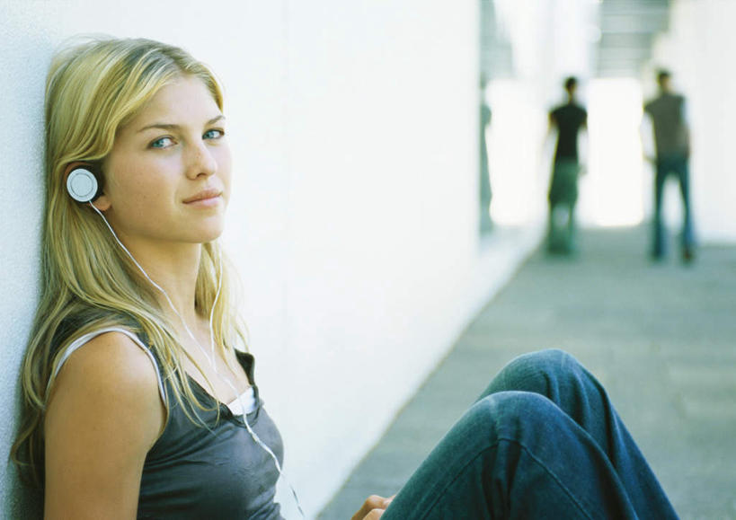 西方人,一个人,坐,横图,室外,白天,侧面,快乐,满意,幸福,欧洲,欧洲人,仅一个年轻女性,仅一个女性,仅一个人,服装,朦胧,模糊,墙,音响,音乐,注视,休闲装,娱乐,墙壁,墙面,衣服,耳机,观察,看,享受,休闲,休闲服,放松,服饰,观看,察看,舒适,享乐,关注,年轻女性,女人,女性,白种人,坐着,半身,彩图