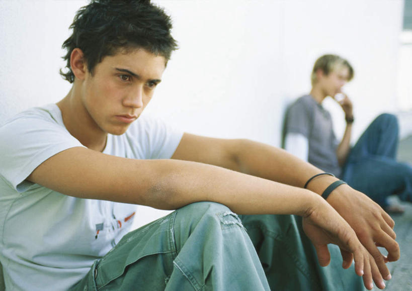 西方人,两个人,伙伴,朋友,坐,伸展双臂,横图,室外,白天,正面,友谊,欧洲,欧洲人,服装,墙,注视,休闲装,墙壁,墙面,衣服,观察,看,休闲,休闲服,服饰,观看,察看,关注,友情,男人,男性,年轻男性,白种人,敞开双臂,伸开双臂,展开双肩,张开手臂,张开双臂,坐着,半身,彩图