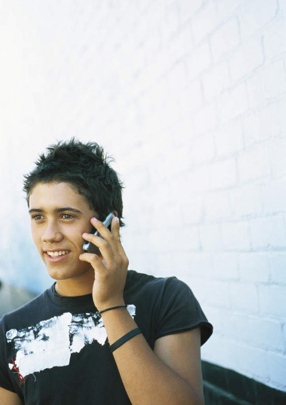 西方人,一个人,站,打电话,竖图,室外,白天,正面,电话,手机,欧洲,欧洲人,仅一个男性,仅一个人,服装,墙,拿,拿着,注视,休闲装,通讯设备,墙壁,墙面,仅一个年轻男性,衣服,观察,看,站着,休闲,休闲服,服饰,观看,察看,关注,交流,男人,男性,年轻男性,白种人,沟通,通话,站立,半身,彩图