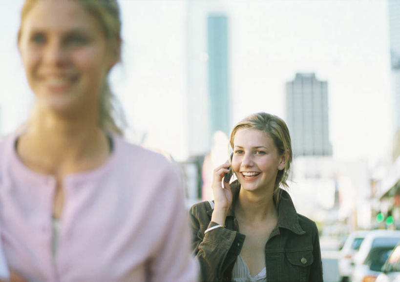 西方人,两个人,伙伴,朋友,高楼大厦,站,笑,打电话,微笑,露齿笑,横图,室外,白天,正面,友谊,大厦,建筑,摩天大楼,电话,手机,欧洲,欧洲人,服装,朦胧,模糊,云,云朵,拿,云彩,拿着,注视,休闲装,通讯设备,衣服,蓝色,白云,蓝天,天空,天,观察,看,站着,休闲,休闲服,服饰,观看,察看,关注,交流,友情,年轻女性,女人,女性,白种人,沟通,通话,站立,半身,彩图,大楼,高层建筑,高楼,摩天楼