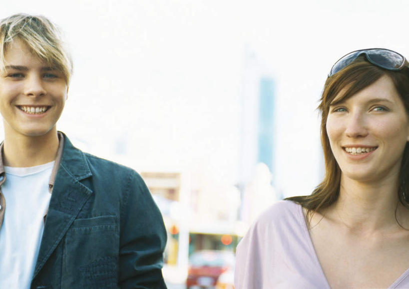 西方人,两个人,伙伴,朋友,站,笑,微笑,露齿笑,横图,室外,白天,正面,友谊,欧洲,欧洲人,服装,朦胧,模糊,墨镜,眼镜,注视,休闲装,衣服,太阳镜,太阳眼镜,观察,看,站着,休闲,休闲服,遮阳镜,服饰,观看,察看,关注,友情,男人,男性,年轻男性,年轻女性,女人,女性,白种人,站立,半身,彩图