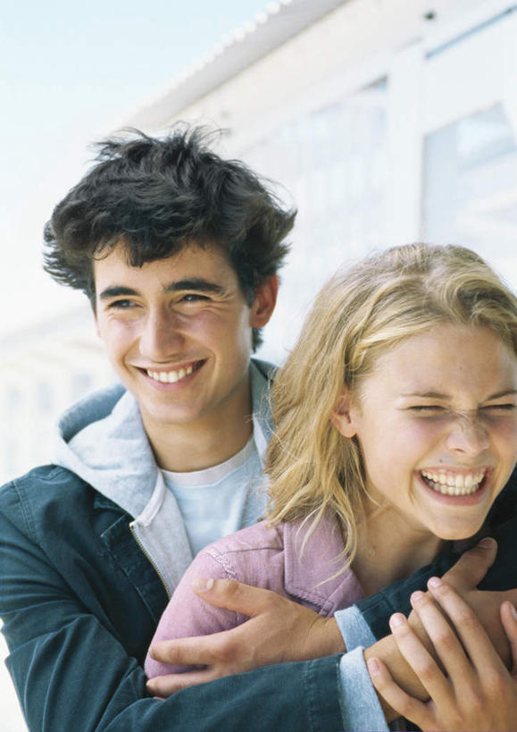 西方人,两个人,伙伴,朋友,站,抱,笑,微笑,露齿笑,竖图,室外,白天,正面,友谊,欧洲,欧洲人,服装,注视,休闲装,衣服,观察,看,站着,休闲,休闲服,服饰,抱着,观看,察看,搂着,关注,友情,男人,男性,年轻男性,年轻女性,女人,女性,白种人,搂,搂抱,站立,半身,彩图