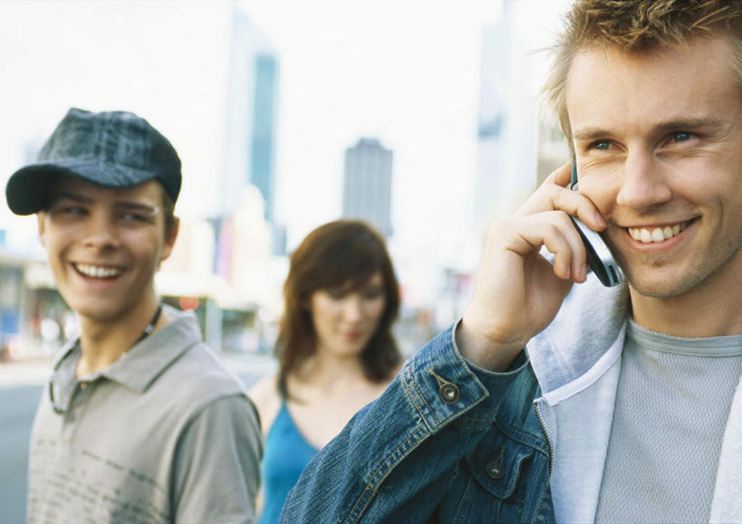 西方人,三个人,伙伴,朋友,高楼大厦,站,笑,打电话,微笑,横图,室外,白天,正面,友谊,大厦,道路,建筑,路,摩天大楼,公路,电话,帽子,手机,欧洲,欧洲人,服装,朦胧,模糊,云,云朵,交通,拿,云彩,拿着,注视,休闲装,通讯设备,运动帽,衣服,白云,天空,天,观察,看,站着,休闲,休闲服,鸭舌帽,服饰,观看,察看,关注,交流,友情,男人,男性,年轻男性,年轻女性,女人,女性,白种人,马路,沟通,通话,站立,半身,彩图,大楼,高层建筑,高楼,摩天楼