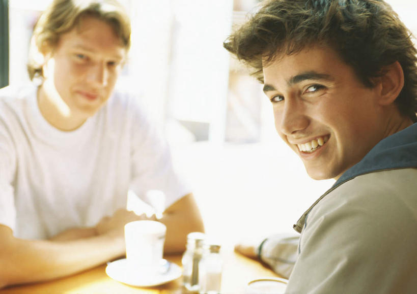 西方人,两个人,伙伴,朋友,餐厅,坐,笑,微笑,露齿笑,横图,室内,白天,侧面,友谊,餐桌,窗户,桌子,杯子,餐具,欧洲,欧洲人,服装,朦胧,模糊,瓷器,碟子,盘,咖啡杯,陶瓷制品,注视,休闲装,玻璃窗,玻璃制品,衣服,盘子,水杯,碟,观察,看,休闲,休闲服,服饰,餐台,观看,察看,关注,瓷杯,友情,男人,男性,年轻男性,白种人,玻璃杯,坐着,半身,彩图,餐馆,饭店,饭馆