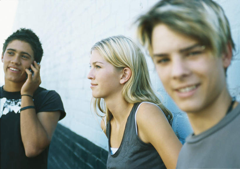 西方人,三个人,伙伴,朋友,站,笑,打电话,微笑,露齿笑,横图,室外,白天,正面,友谊,电话,手机,欧洲,欧洲人,服装,朦胧,模糊,墙,拿,拿着,注视,休闲装,通讯设备,墙壁,墙面,衣服,观察,看,站着,休闲,休闲服,服饰,观看,察看,关注,交流,友情,男人,男性,年轻男性,年轻女性,女人,女性,白种人,沟通,通话,站立,半身,彩图