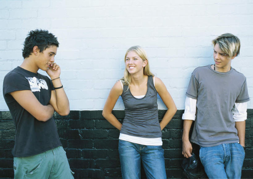 西方人,三个人,伙伴,朋友,站,笑,打电话,微笑,露齿笑,横图,室外,白天,正面,友谊,电话,手机,欧洲,欧洲人,服装,朦胧,模糊,墙,拿,拿着,注视,休闲装,通讯设备,墙壁,墙面,衣服,观察,看,站着,休闲,休闲服,服饰,观看,察看,关注,背手,交流,友情,男人,男性,年轻男性,年轻女性,女人,女性,白种人,沟通,通话,站立,半身,彩图