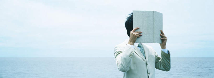 西方人,脸,头,脸颊,一个人,商务人士,商务男性,站,横图,室外,白天,正面,衬衫,海浪,海洋,欧洲,欧洲人,仅一个男性,仅一个人,套装,材料,档案,文件,浪花,水平线,云,云朵,海平线,拿,云彩,拿着,注视,仅一个年轻男性,白云,天空,海水,资料,天,观察,看,站着,遮,遮掩,观看,察看,掩盖,遮挡,关注,文档,商务装,海景,工薪阶层,遮盖,掩饰,男人,男性,年轻男性,白种人,头部,脸部,脸蛋,面部,白领,上班族,大海,风浪,海,海水的波动,近岸浪,涌浪,站立,半身,彩图,衬衣