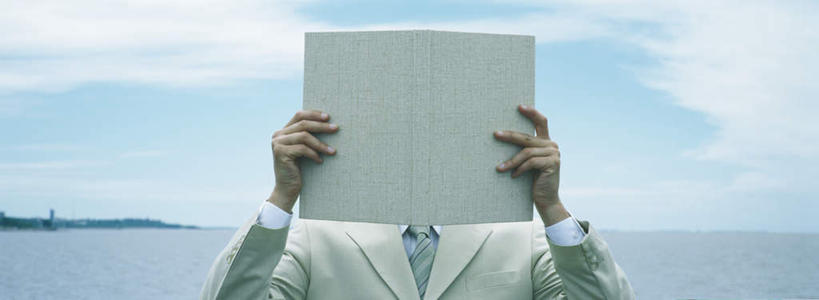 西方人,脸,头,脸颊,一个人,商务人士,商务男性,站,横图,室外,白天,正面,衬衫,海浪,海洋,欧洲,欧洲人,仅一个男性,仅一个人,套装,材料,档案,文件,浪花,水平线,云,云朵,海平线,拿,云彩,拿着,注视,仅一个年轻男性,白云,天空,海水,资料,天,观察,看,站着,遮,遮掩,观看,察看,掩盖,遮挡,关注,文档,商务装,海景,工薪阶层,遮盖,掩饰,男人,男性,年轻男性,白种人,头部,脸部,脸蛋,面部,白领,上班族,大海,风浪,海,海水的波动,近岸浪,涌浪,站立,半身,彩图,衬衣