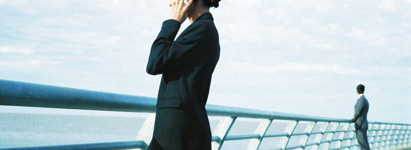 西方人,两个人,同事,商务人士,商务男性,商务女性,栏杆,站,打电话,横图,室外,白天,侧面,衬衫,成功,合作,团队,集体,信心,海浪,海洋,电话,手机,欧洲,欧洲人,套装,浪花,云,云朵,围栏,领带,拿,云彩,拿着,注视,通讯设备,队伍,护栏,白云,天空,海水,天,观察,看,站着,观看,察看,领导,成就,关注,商务装,合伙,领袖,海景,工薪阶层,交流,男人,男性,年轻男性,年轻女性,女人,女性,白种人,年轻人,白领,上班族,大海,风浪,海,海水的波动,近岸浪,涌浪,沟通,通话,站立,半身,彩图,衬衣