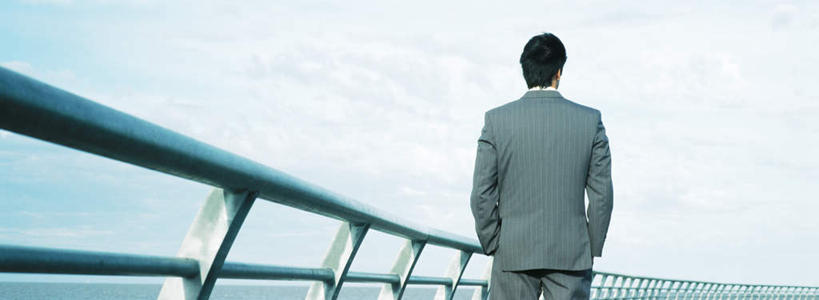 西方人,一个人,商务人士,商务男性,栏杆,站,横图,室外,白天,衬衫,海浪,海洋,欧洲,欧洲人,仅一个男性,仅一个人,套装,浪花,水平线,云,云朵,围栏,海平线,云彩,注视,护栏,仅一个年轻男性,背面,白云,天空,海水,天,观察,看,站着,观看,察看,关注,商务装,海景,工薪阶层,双手抄兜,双手放兜,男人,男性,年轻男性,白种人,白领,上班族,大海,风浪,海,海水的波动,近岸浪,涌浪,插兜,两手抄兜,两手放兜,手插兜,手放口袋,站立,半身,彩图,衬衣,手抄兜