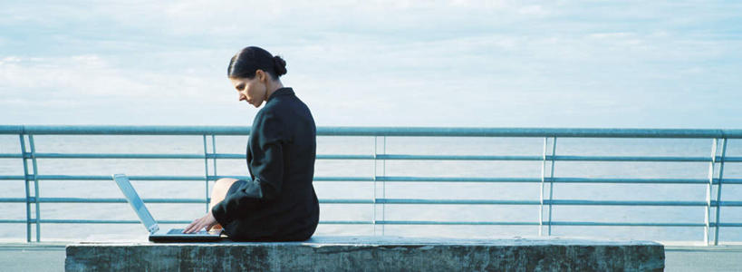 西方人,一个人,商务人士,商务女性,栏杆,坐,横图,室外,白天,侧面,电脑,笔记本电脑,海浪,海洋,椅子,欧洲,欧洲人,仅一个年轻女性,仅一个女性,仅一个人,敲打,套装,网络,长椅,浪花,云,云朵,围栏,云彩,注视,输入,通讯设备,护栏,蓝色,白云,蓝天,天空,海水,天,打字,观察,看,观看,点击,敲击,察看,无线,关注,通信设备,商务装,无线网络,海景,无线上网,便携式电脑,工薪阶层,按键,手提电脑,年轻女性,女人,女性,白种人,白领,上班族,大海,风浪,海,海水的波动,近岸浪,涌浪,坐着,半身,彩图