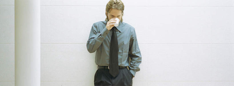 西方人,一个人,商务人士,商务男性,办公室,站,横图,室内,白天,正面,衬衫,杯子,欧洲,欧洲人,仅一个男性,仅一个人,喝,套装,瓷器,柱子,墙,咖啡杯,领带,陶瓷制品,拿,拿着,注视,墙壁,墙面,仅一个年轻男性,观察,看,站着,观看,察看,关注,瓷杯,商务装,工薪阶层,单手抄兜,单手放兜,年轻男性,白种人,年轻人,白领,上班族,插兜,手插兜,手放口袋,站立,半身,彩图,衬衣,手抄兜