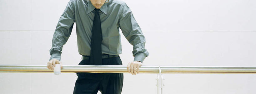 西方人,一个人,商务人士,商务男性,办公室,栏杆,站,横图,室内,白天,侧面,衬衫,欧洲,欧洲人,仅一个男性,仅一个人,撑,套装,墙,围栏,领带,注视,护栏,墙壁,墙面,仅一个年轻男性,观察,看,站着,观看,察看,撑着,关注,商务装,工薪阶层,年轻男性,白种人,年轻人,白领,上班族,站立,半身,彩图,衬衣