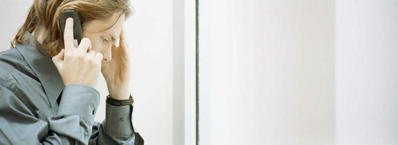 西方人,一个人,商务人士,商务男性,办公室,站,打电话,横图,室内,白天,侧面,衬衫,电话,手机,欧洲,欧洲人,仅一个男性,仅一个人,套装,墙,领带,拿,拿着,注视,通讯设备,墙壁,墙面,仅一个年轻男性,观察,看,站着,观看,察看,关注,商务装,工薪阶层,交流,年轻男性,白种人,年轻人,白领,上班族,沟通,通话,站立,半身,彩图,衬衣