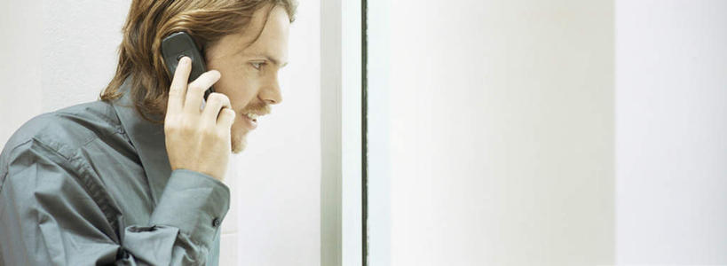 西方人,一个人,商务人士,商务男性,办公室,站,笑,打电话,微笑,露齿笑,横图,室内,白天,侧面,衬衫,电话,手机,欧洲,欧洲人,仅一个男性,仅一个人,套装,墙,领带,拿,拿着,注视,通讯设备,墙壁,墙面,仅一个年轻男性,观察,看,站着,观看,察看,关注,商务装,工薪阶层,交流,年轻男性,白种人,年轻人,白领,上班族,沟通,通话,站立,半身,彩图,衬衣