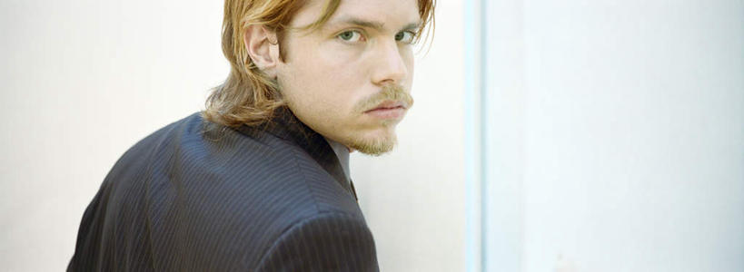 西方人,胡须,一个人,商务人士,商务男性,办公室,站,横图,室内,白天,衬衫,欧洲,欧洲人,仅一个男性,仅一个人,套装,墙,领带,注视,墙壁,墙面,仅一个年轻男性,背面,观察,回头,看,站着,观看,察看,关注,商务装,工薪阶层,年轻男性,白种人,年轻人,胡子,小胡子,白领,上班族,站立,半身,彩图,衬衣