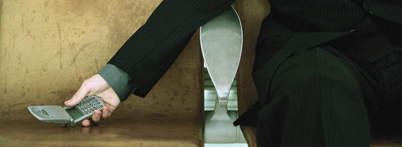 西方人,手,一个人,商务人士,商务男性,办公室,坐,打电话,横图,俯视,室内,特写,白天,衬衫,电话,手机,欧洲,欧洲人,仅一个男性,仅一个人,套装,墙,领带,拿,拿着,注视,通讯设备,墙壁,墙面,仅一个年轻男性,观察,看,手部,观看,单手,察看,关注,商务装,工薪阶层,交流,年轻男性,白种人,年轻人,白领,上班族,沟通,通话,坐着,半身,彩图,高角度拍摄,衬衣