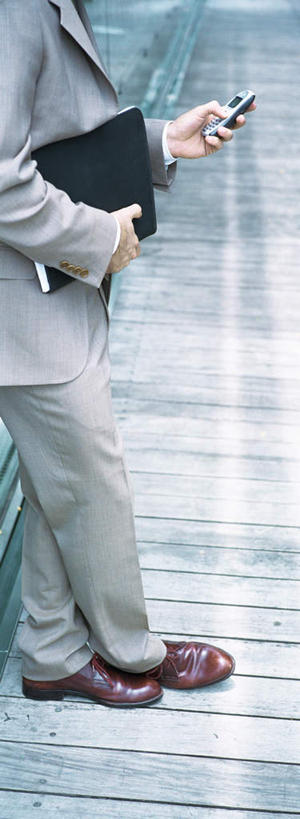 西方人,一个人,商务人士,商务男性,办公室,站,走,打电话,竖图,室内,白天,侧面,衬衫,电话,手机,欧洲,欧洲人,仅一个男性,仅一个人,套装,墙,领带,拿,拿着,注视,通讯设备,墙壁,墙面,仅一个年轻男性,观察,看,站着,观看,察看,关注,商务装,工薪阶层,交流,年轻男性,白种人,年轻人,白领,上班族,步行,沟通,散步,通话,站立,走路,半身,彩图,衬衣