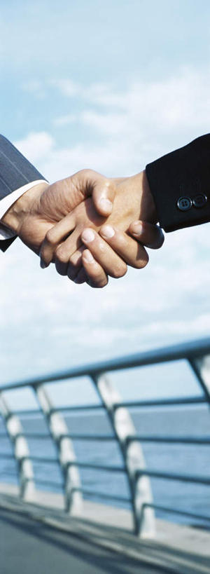 西方人,手,两个人,伙伴,同事,朋友,商务人士,商务男性,栏杆,站,握手,竖图,室外,特写,白天,仰视,衬衫,友谊,成功,合作,团队,集体,信心,海浪,海洋,欧洲,欧洲人,双手,套装,浪花,云,云朵,围栏,领带,云彩,注视,队伍,护栏,蓝色,白云,蓝天,天空,海水,天,观察,看,站着,手部,战略,观看,察看,领导,成就,关注,商务装,合伙,领袖,海景,工薪阶层,联合,合谋,配合,协作,男人,男性,年轻男性,白种人,年轻人,白领,上班族,大海,风浪,海,海水的波动,近岸浪,涌浪,搀手,拉手,手搀手,手拉手,手牵手,手握手,站立,半身,彩图,低角度拍摄,衬衣