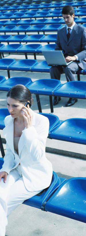 西方人,两个人,同事,商务人士,商务男性,商务女性,坐,打电话,竖图,俯视,室外,白天,衬衫,成功,合作,团队,集体,信心,电话,手机,椅子,欧洲,欧洲人,一排,套装,整齐,长椅,领带,拿,拿着,注视,通讯设备,队伍,排列,观察,看,观看,察看,领导,成就,队列,关注,商务装,合伙,领袖,工薪阶层,交流,男人,男性,年轻男性,年轻女性,女人,女性,白种人,年轻人,白领,上班族,沟通,通话,坐着,半身,彩图,高角度拍摄,衬衣