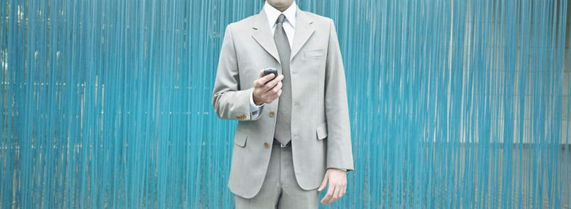 西方人,一个人,商务人士,商务男性,站,打电话,横图,室外,白天,正面,衬衫,窗帘,电话,手机,欧洲,欧洲人,仅一个男性,仅一个人,套装,领带,拿,拿着,注视,通讯设备,仅一个年轻男性,蓝色,观察,看,站着,观看,察看,关注,商务装,工薪阶层,交流,年轻男性,白种人,年轻人,白领,上班族,沟通,通话,站立,半身,彩图,衬衣