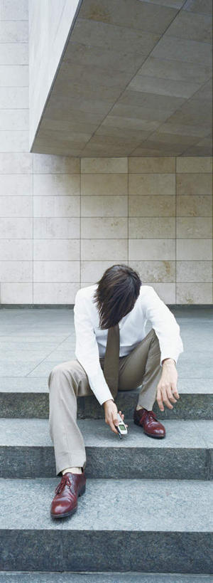 西方人,一个人,商务人士,商务男性,坐,竖图,室外,白天,正面,衬衫,楼梯,欧洲,欧洲人,仅一个男性,仅一个人,套装,阶梯,墙,领带,注视,墙壁,墙面,台阶,仅一个年轻男性,观察,看,观看,察看,关注,商务装,工薪阶层,年轻男性,白种人,年轻人,白领,上班族,坐着,彩图,全身,衬衣