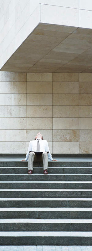 西方人,一个人,商务人士,商务男性,坐,竖图,室外,白天,正面,衬衫,楼梯,欧洲,欧洲人,仅一个男性,仅一个人,套装,阶梯,墙,领带,注视,墙壁,墙面,台阶,仅一个年轻男性,观察,看,观看,察看,关注,商务装,工薪阶层,年轻男性,白种人,年轻人,白领,上班族,抬头,仰头,坐着,彩图,全身,衬衣