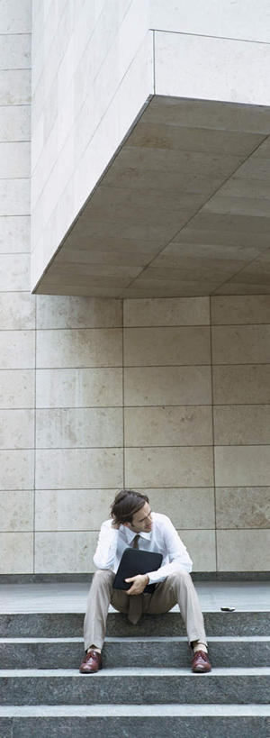 西方人,一个人,商务人士,商务男性,坐,竖图,室外,白天,正面,衬衫,楼梯,欧洲,欧洲人,仅一个男性,仅一个人,套装,阶梯,墙,领带,注视,墙壁,墙面,台阶,仅一个年轻男性,观察,看,观看,察看,关注,商务装,工薪阶层,年轻男性,白种人,年轻人,白领,上班族,坐着,彩图,全身,衬衣