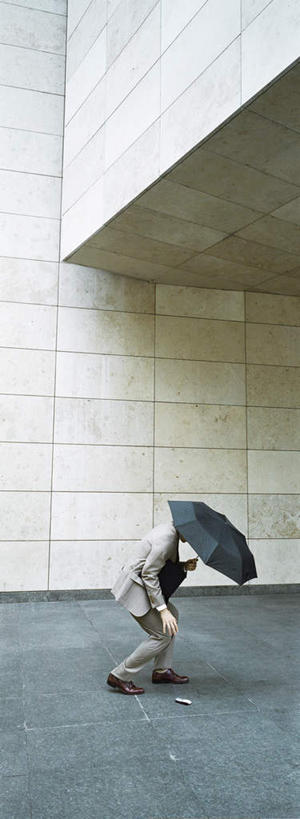 西方人,一个人,商务人士,商务男性,站,竖图,室外,白天,正面,衬衫,欧洲,欧洲人,仅一个男性,仅一个人,一把,套装,伞,雨伞,遮阳伞,墙,领带,拿,拿着,注视,阳伞,墙壁,墙面,仅一个年轻男性,黑色,观察,看,站着,观看,察看,关注,商务装,工薪阶层,年轻男性,白种人,年轻人,白领,上班族,站立,彩图,全身,衬衣