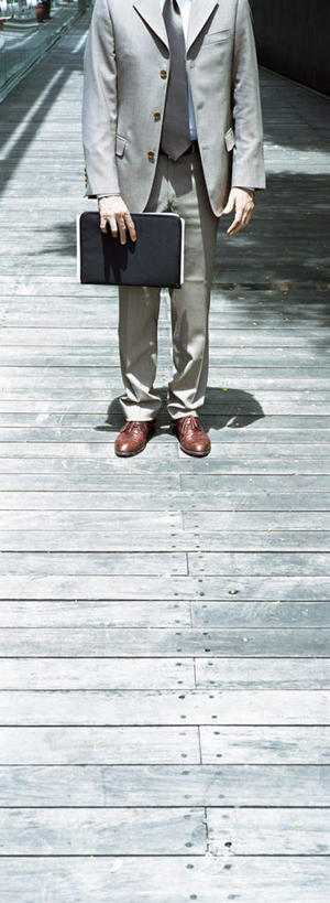 西方人,一个人,商务人士,商务男性,站,竖图,俯视,室外,白天,衬衫,地板,道路,路,公路,欧洲,欧洲人,仅一个男性,仅一个人,阴影,套装,光线,包,公文包,影子,领带,地面,交通,拿,拿着,注视,木地板,仅一个年轻男性,阳光,观察,看,站着,公事包,观看,察看,关注,商务装,工薪阶层,年轻男性,白种人,年轻人,白领,上班族,马路,站立,半身,彩图,高角度拍摄,衬衣