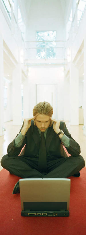 西方人,一个人,商务人士,商务男性,坐,竖图,室外,白天,正面,衬衫,电脑,笔记本电脑,欧洲,欧洲人,仅一个男性,仅一个人,套装,网络,瓷砖,地砖,领带,地面,注视,通讯设备,仅一个年轻男性,观察,看,观看,察看,无线,关注,通信设备,商务装,无线网络,无线上网,便携式电脑,工薪阶层,手提电脑,年轻男性,白种人,年轻人,白领,上班族,坐着,彩图,全身,衬衣