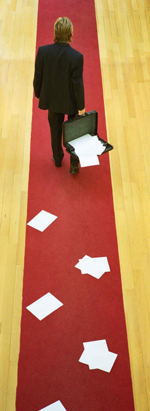 西方人,一个人,商务人士,商务男性,站,竖图,俯视,室外,白天,衬衫,安全,手提箱,欧洲,欧洲人,仅一个男性,仅一个人,套装,材料,瓷砖,档案,地砖,文件,领带,地面,拿,拿着,注视,仅一个年轻男性,箱子,资料,观察,看,站着,观看,保护,察看,关注,文档,保险,商务装,私密,工薪阶层,密码箱,年轻男性,白种人,年轻人,白领,上班族,站立,彩图,高角度拍摄,全身,衬衣