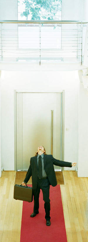 西方人,一个人,商务人士,商务男性,站,竖图,俯视,室内,白天,衬衫,安全,地板,手提箱,欧洲,欧洲人,仅一个男性,仅一个人,套装,墙,领带,地面,拿,拿着,注视,木地板,墙壁,墙面,仅一个年轻男性,箱子,观察,看,站着,观看,保护,察看,关注,保险,商务装,私密,工薪阶层,密码箱,年轻男性,白种人,年轻人,白领,上班族,抬头,仰头,站立,彩图,高角度拍摄,全身,衬衣