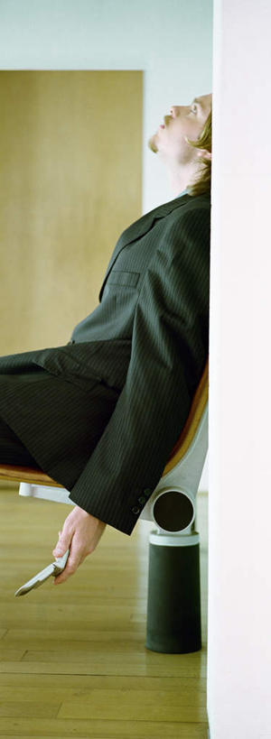 西方人,一个人,商务人士,商务男性,坐,打电话,竖图,室内,白天,侧面,衬衫,地板,电话,手机,欧洲,欧洲人,仅一个男性,仅一个人,套装,墙,领带,地面,拿,拿着,注视,通讯设备,木地板,墙壁,墙面,仅一个年轻男性,观察,看,观看,察看,关注,商务装,工薪阶层,交流,年轻男性,白种人,年轻人,白领,上班族,沟通,抬头,通话,仰头,坐着,半身,彩图,衬衣