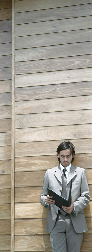 西方人,一个人,商务人士,商务男性,站,竖图,室外,白天,正面,衬衫,欧洲,欧洲人,仅一个男性,仅一个人,套装,材料,档案,文件,墙,领带,拿,拿着,注视,墙壁,墙面,仅一个年轻男性,资料,观察,看,站着,观看,察看,关注,文档,商务装,工薪阶层,年轻男性,白种人,年轻人,白领,上班族,站立,半身,彩图,衬衣